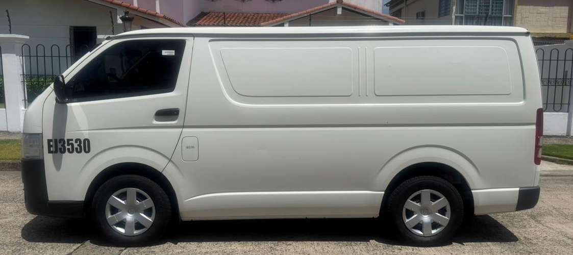 HIACE 2023   MANUAL EN 24,695 al CREDITO o al contado.