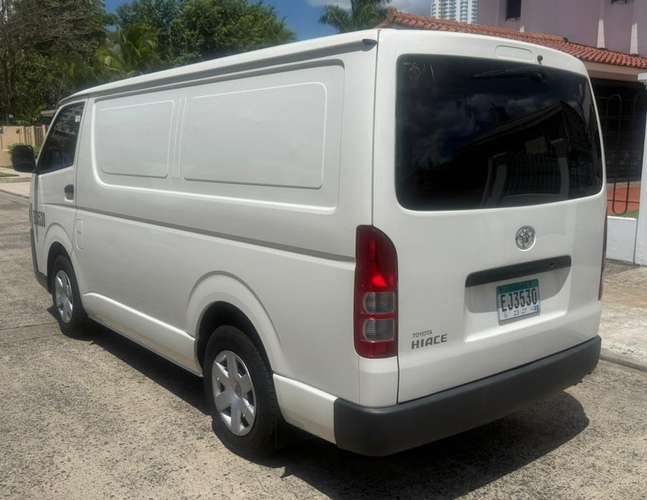 HIACE 2023   MANUAL EN 24,695 al CREDITO o al contado.