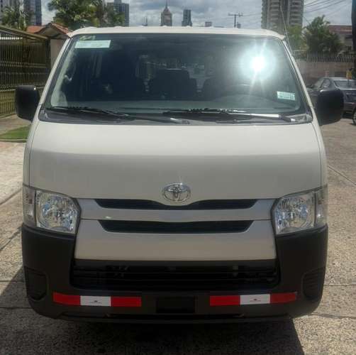 HIACE 2023   MANUAL EN 24,695 al CREDITO o al contado.