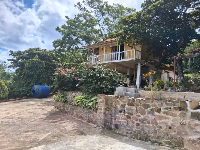Casa de madera de 2 pisos con terreno de 4,262 m² en Chepo