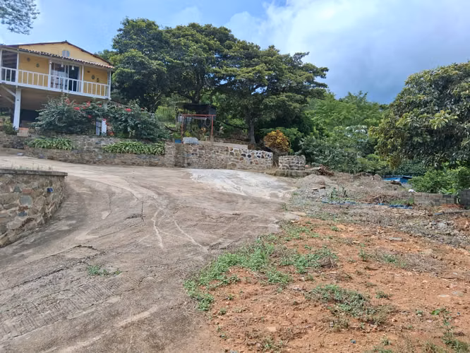 Casa de madera de 2 pisos con terreno de 4,262 m² en Chepo - Imagen 2