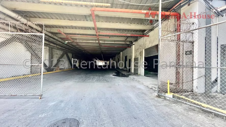Venta de Galera  de 7 Locales un Edificio Comercial en Colon 27*1760Mfk - Imagen 12