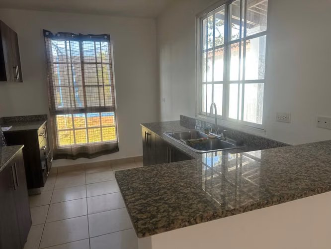 REMATO Hermosa Casa Tipo Chalet en Bosques del Prado, Arraiján Garita 24/7 Terraza y Patio 200m - Imagen 5