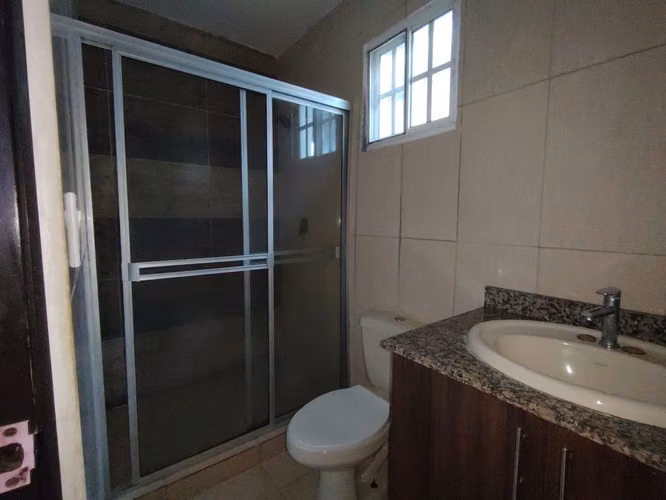 REMATO Hermosa Casa Tipo Chalet en Bosques del Prado, Arraiján Garita 24/7 Terraza y Patio 200m - Imagen 8