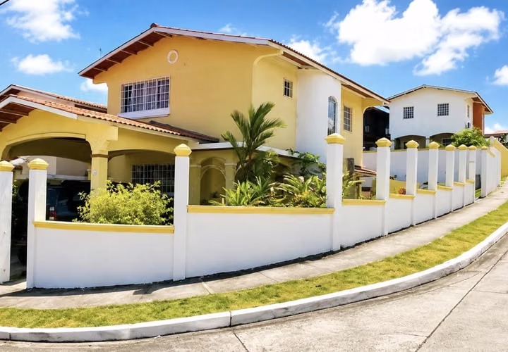 Lujosa Casa en Residencial Privado! PH Quintas Reales!  - Imagen 2