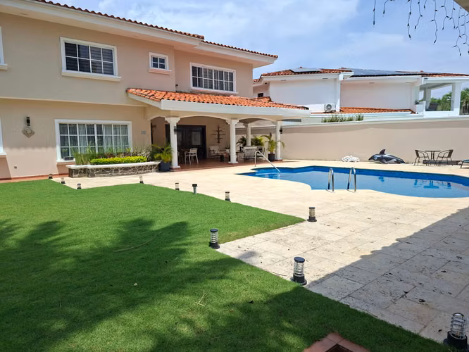 272200. Se alquila increible casa con 6 recámaras, 6.5 baños, piscina. 1.259m de terreno