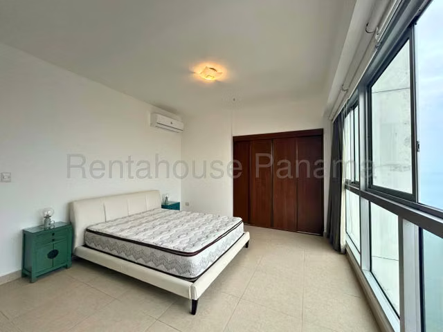 Alquiler de Apartamento Amoblado en Avenida Balboa, PH Rivage 27LGG2636