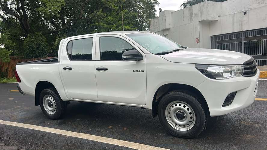 VENDO TOYOTA HI-LUX / 2024 / MANUAL / EN EXCELENTE CONDICIONES DE MECANICA Y PINTURA / NEGOCIABLE - Imagen 4