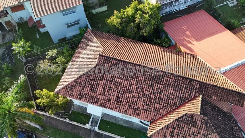 VENTA DE CASA DE 2 NIVELES 375MTS EN EL BOSQUE