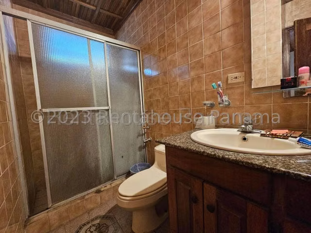 VENTA DE CASA DE 2 NIVELES 375MTS EN EL BOSQUE