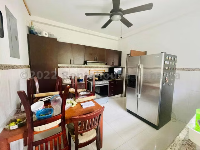 SE VENDE CASA CON PISCINA EN RESIDENCIAL EL BOSQUE