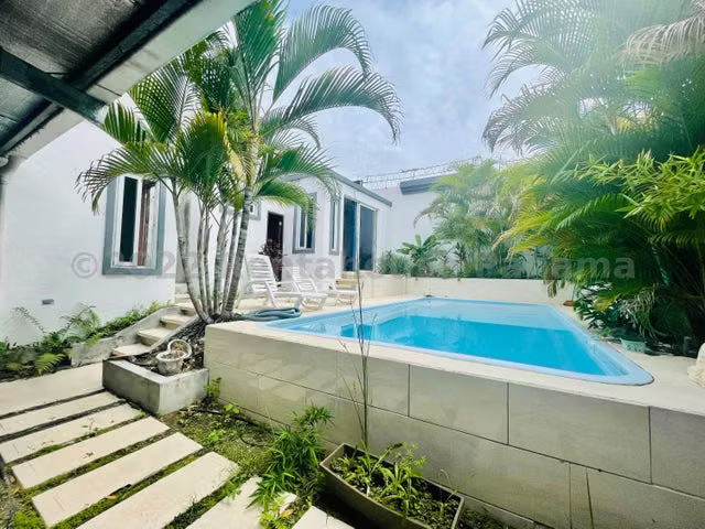 SE VENDE CASA CON PISCINA EN RESIDENCIAL EL BOSQUE