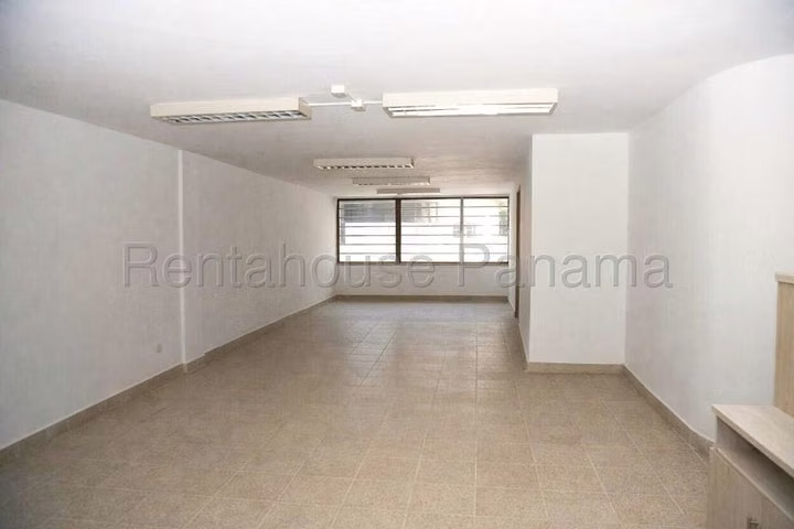 SE VENDE AMPLIA CASA DE 3 NIVELES EN LA ALAMEDA