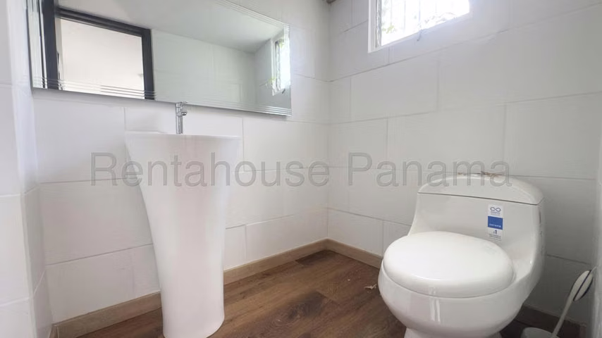 SE VENDE AMPLIA CASA DE 3 NIVELES EN LA ALAMEDA