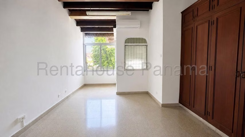 SE VENDE AMPLIA CASA DE 3 NIVELES EN LA ALAMEDA