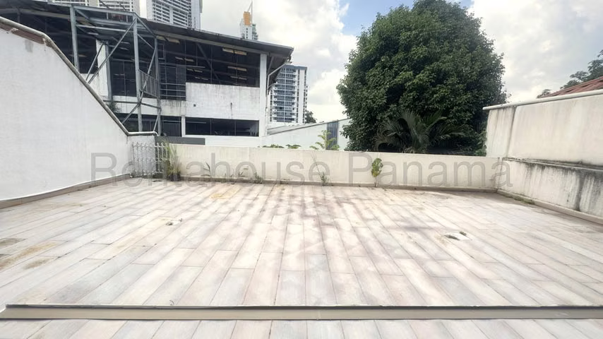 SE VENDE AMPLIA CASA DE 3 NIVELES EN LA ALAMEDA