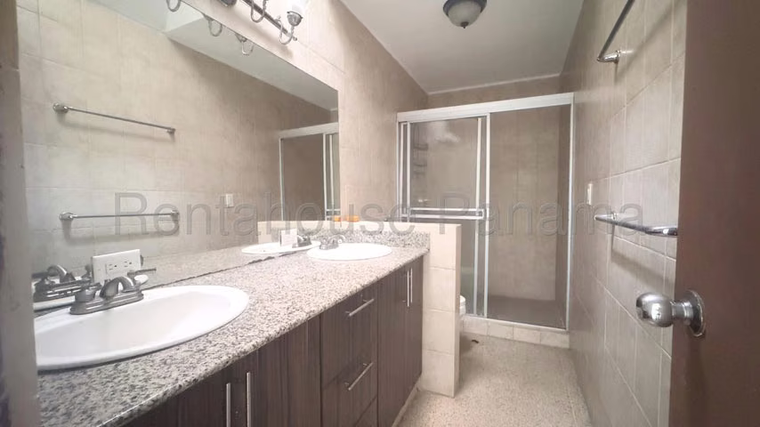SE VENDE AMPLIA CASA DE 3 NIVELES EN LA ALAMEDA