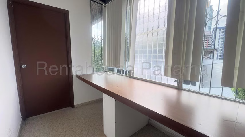 SE VENDE AMPLIA CASA DE 3 NIVELES EN LA ALAMEDA