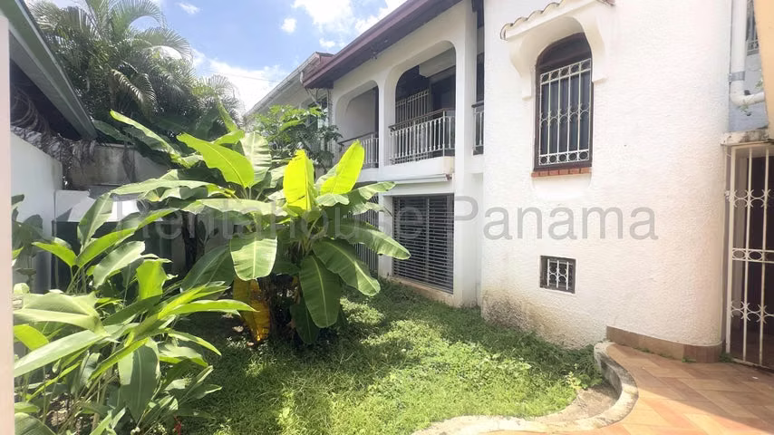 SE VENDE AMPLIA CASA DE 3 NIVELES EN LA ALAMEDA