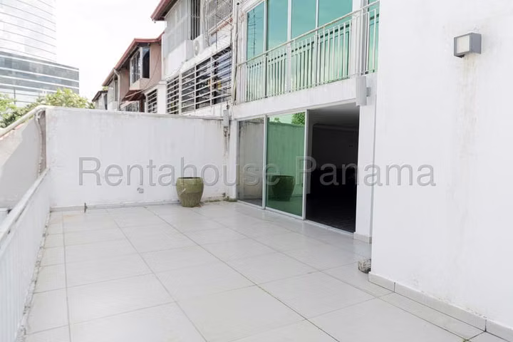 SE VENDE AMPLIA CASA DE VARIOS NIVELES EN LA ALAMEDA