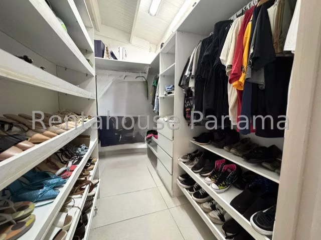SE VENDE AMPLIA CASA DE VARIOS NIVELES EN LA ALAMEDA