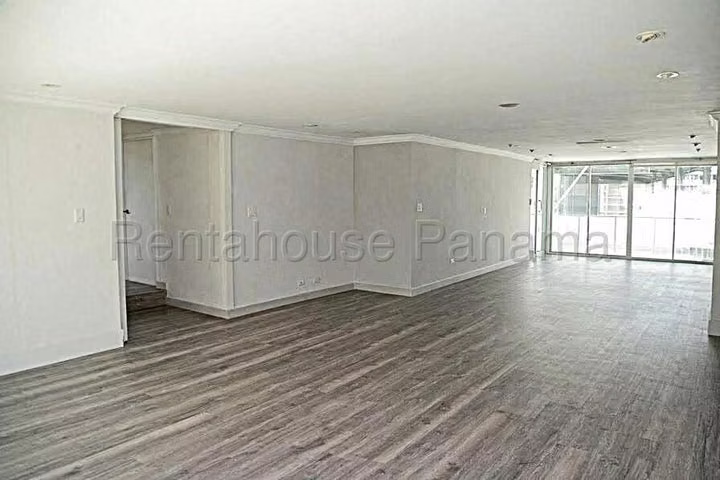 SE VENDE AMPLIA CASA DE VARIOS NIVELES EN LA ALAMEDA