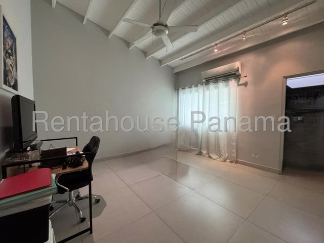 SE VENDE AMPLIA CASA DE VARIOS NIVELES EN LA ALAMEDA