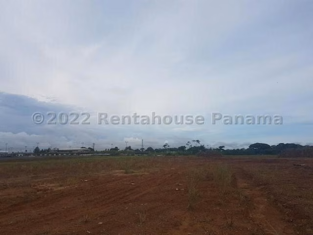 Vendo Terreno de 5,247m2 en Las Mananitas Tocumen Storage 25-1803SRZ