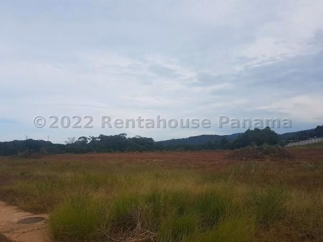Vendo Terreno de 5,247m2 en Las Mananitas Tocumen Storage 25-1803SRZ
