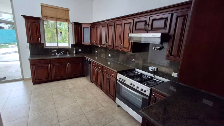 Embassy Gardens. 555mts 4r 3.5b estudio piscina $755,000.00neg - Imagen 11