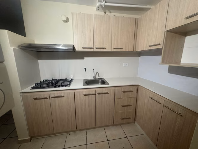 Alquilo Apartamento 2 Recámaras, Línea Blanca, A/C – PH Plaza Valencia, Vía España - Imagen 3