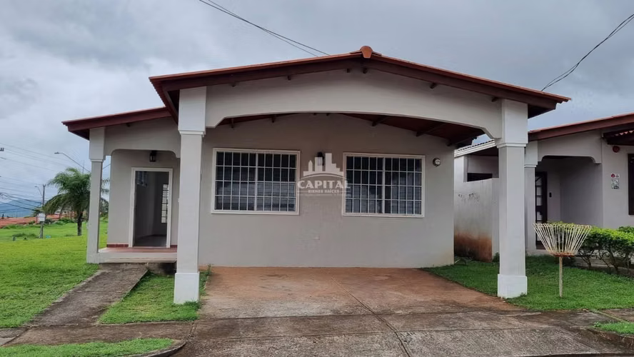 CASA ESQUINA EN VENTA BRISAS DEL GOLF - ARRAIJAN
