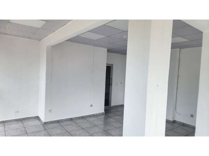 SE ALQUILA OFICINA CALLE 50 OFICINA PLAZA VARIBE 97M DIVISIONES