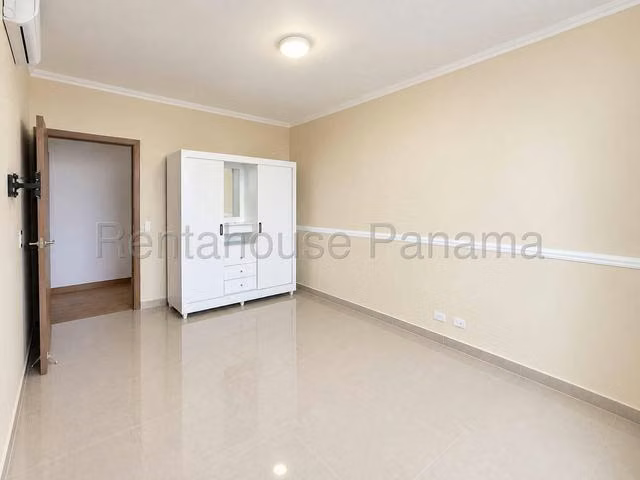 Se vende hermoso apartmento con balcón en El Carmen