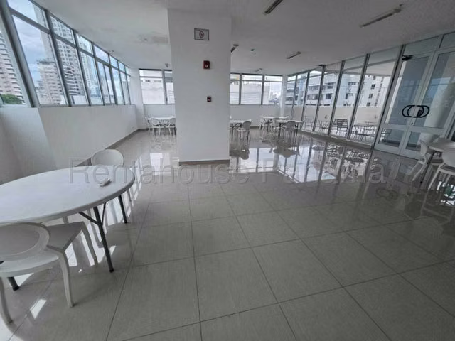 Se vende apartamento con balcón en El Carmen