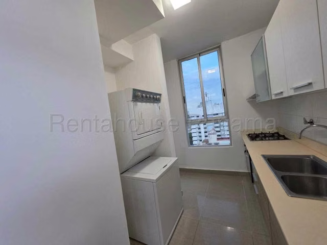 Se vende apartamento con balcón en El Carmen