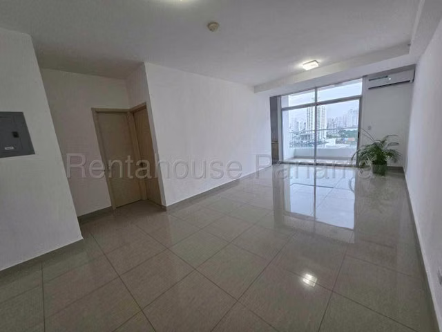Se vende apartamento con balcón en El Carmen