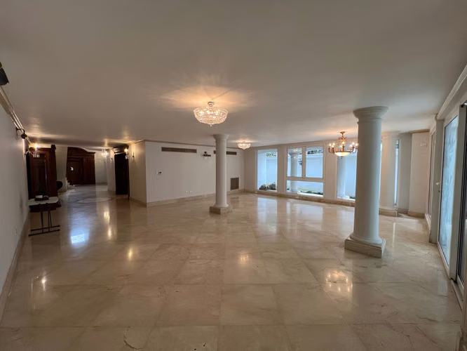 CASA PREMIUM DE ESQUINA EN ALQUILER, 3 RECÁMARAS, 6 BAÑOS, USO RESIDENCIAL, COMERCIAL O INSTITUCIONAL - Imagen 3
