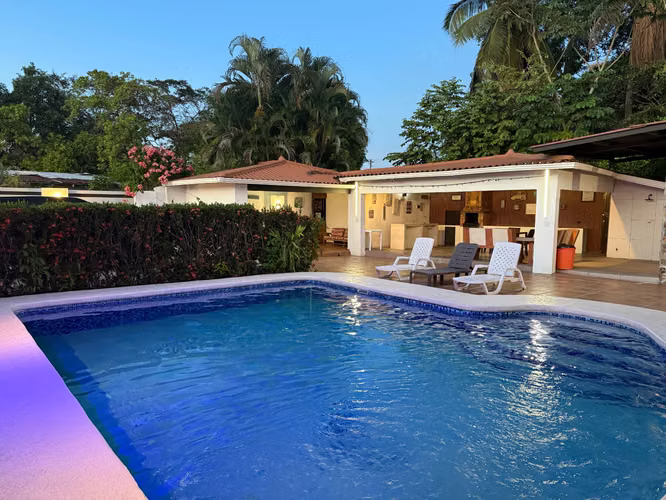 BEAUTIFUL RENTAL COTTAGE WITH 5 BEDROOM POOL IN ME
