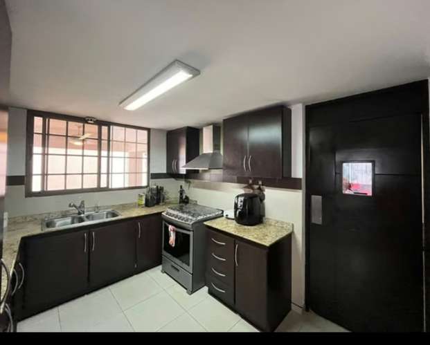 Exclusiva casa amueblada de 2 niveles en Altos de Panamá: 3 recámaras, terraza y jardín para tu familia