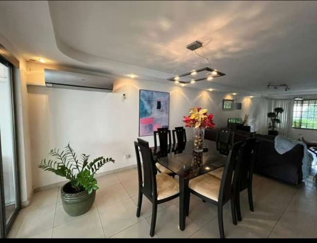 Exclusiva casa amueblada de 2 niveles en Altos de Panamá: 3 recámaras, terraza y jardín para tu familia