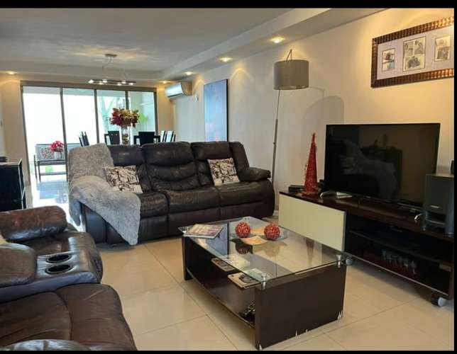 Exclusiva casa amueblada de 2 niveles en Altos de Panamá: 3 recámaras, terraza y jardín para tu familia
