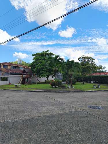 Exclusiva casa amueblada de 2 niveles en Altos de Panamá: 3 recámaras, terraza y jardín para tu familia