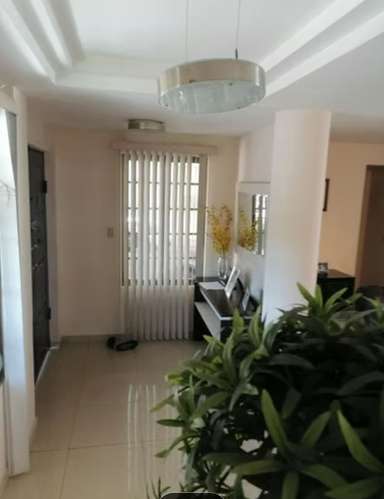 Exclusiva casa amueblada de 2 niveles en Altos de Panamá: 3 recámaras, terraza y jardín para tu familia