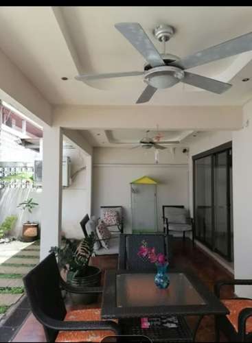 Exclusiva casa amueblada de 2 niveles en Altos de Panamá: 3 recámaras, terraza y jardín para tu familia