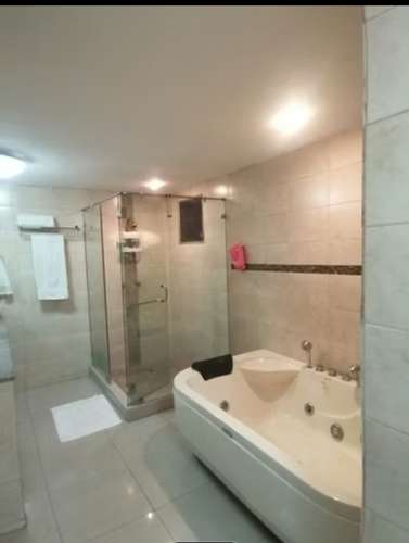 Exclusiva casa amueblada de 2 niveles en Altos de Panamá: 3 recámaras, terraza y jardín para tu familia