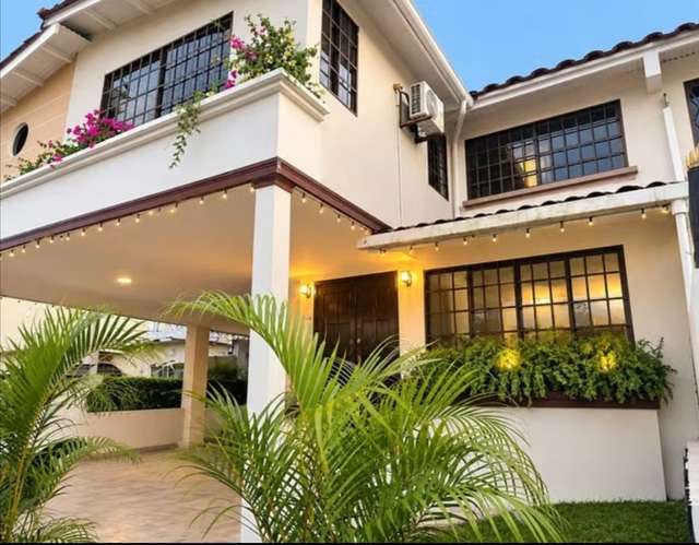 Exclusiva casa amueblada de 2 niveles en Altos de Panamá: 3 recámaras, terraza y jardín para tu familia