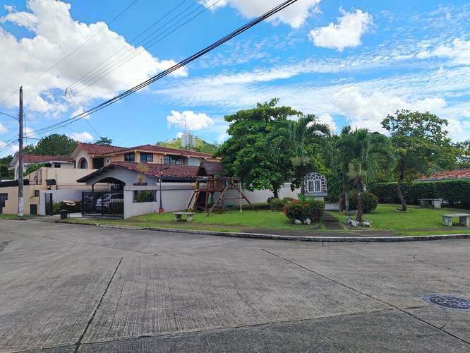 Exclusiva casa amueblada de 2 niveles en Altos de Panamá: 3 recámaras, terraza y jardín para tu familia