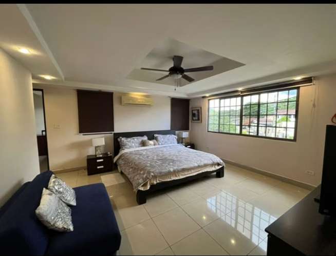 Exclusiva casa amueblada de 2 niveles en Altos de Panamá: 3 recámaras, terraza y jardín para tu familia