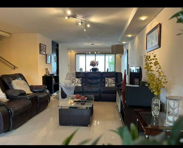 Exclusiva casa amueblada de 2 niveles en Altos de Panamá: 3 recámaras, terraza y jardín para tu familia